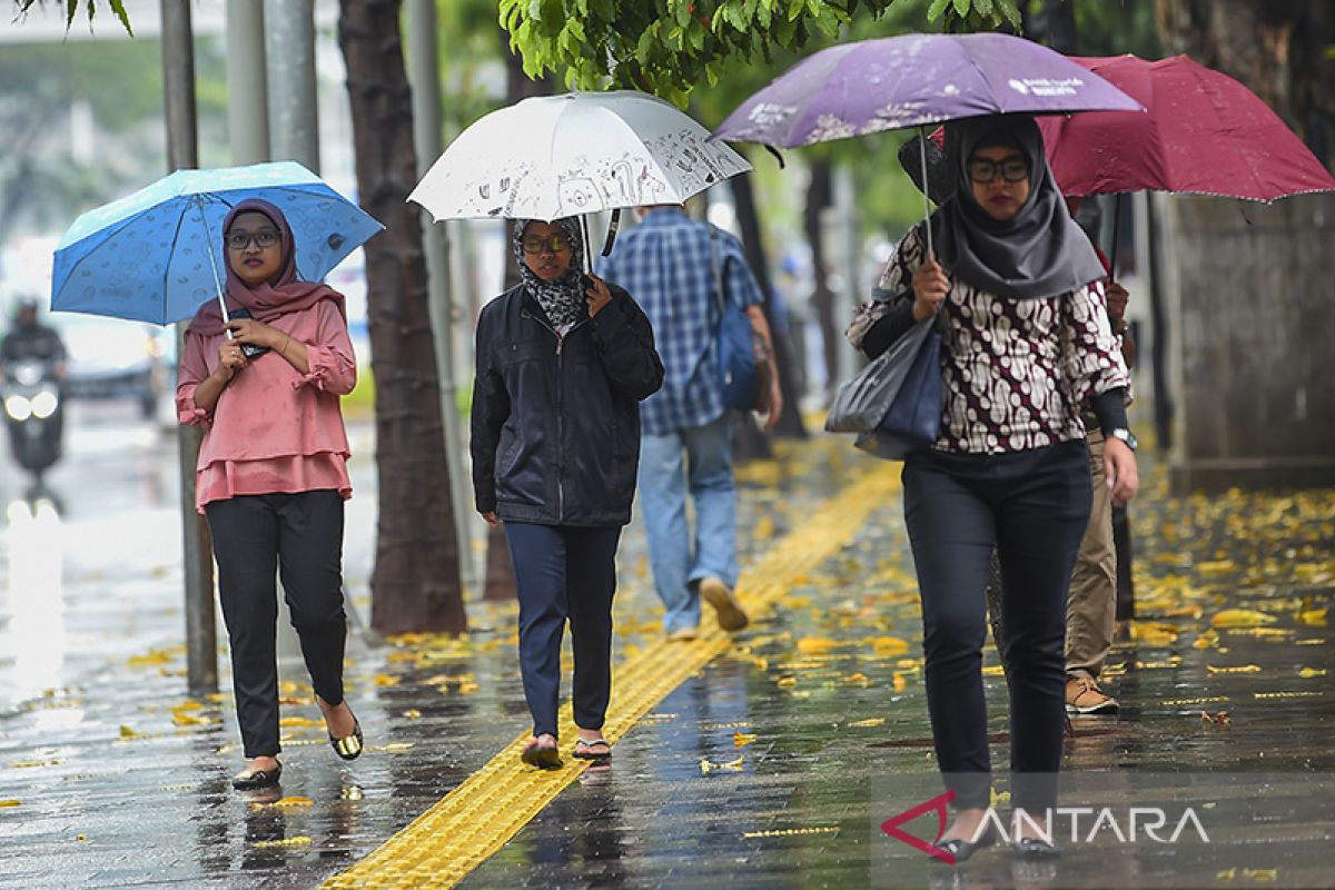 Cuaca Jakarta dan Kepulauan Seribu berawan pada Minggu siang