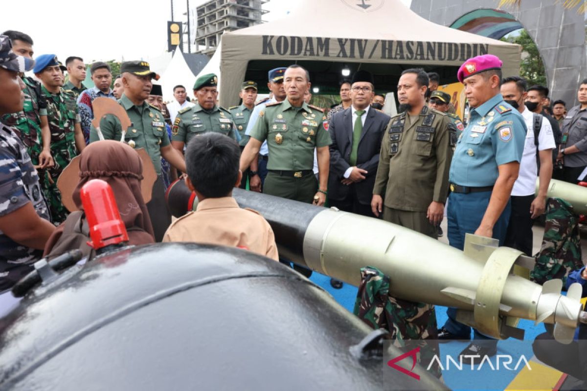 Wali Kota Makassar ajak generasi milenial lebih mengenal alutsista TNI