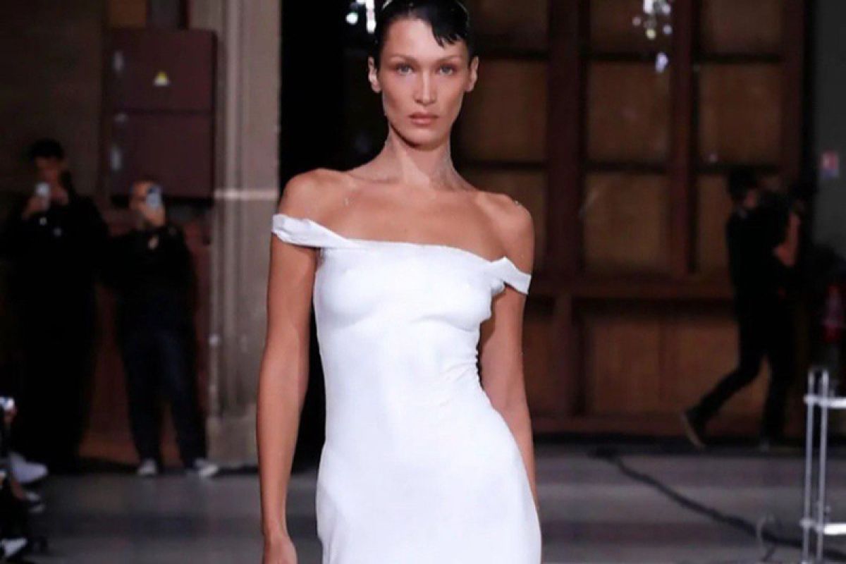 Bella Hadid tampil dengan "gaun ajaib" di Paris Fashion Week