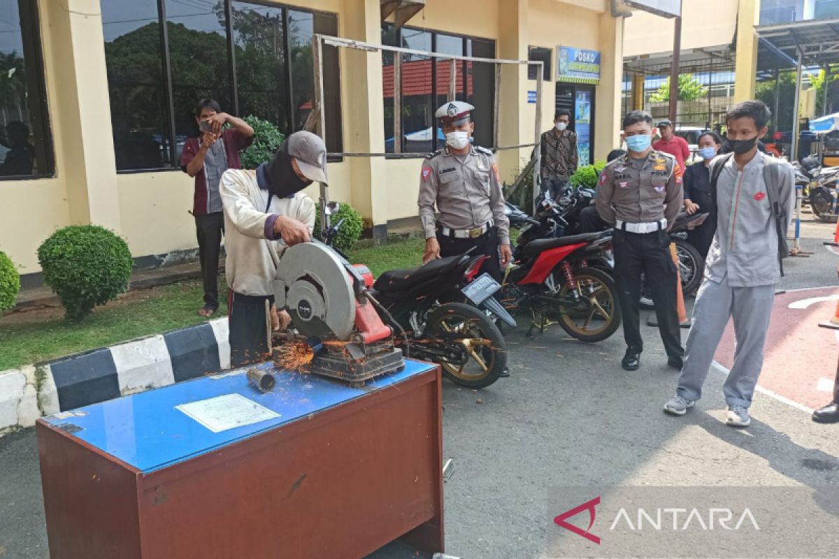 Polisi memusnahkan 150 knalpot tidak standar di Bengkulu