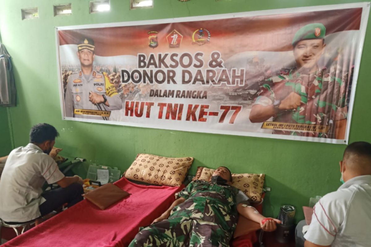 Anggota TNI di Lombok Tengah menggelar donor darah