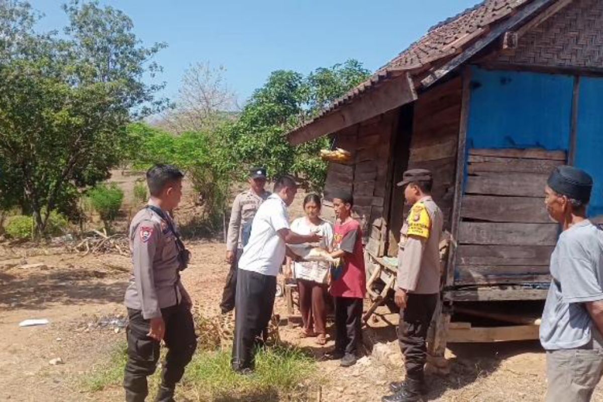 Polisi menyalurkan bantuan Sembako bagi para lansia di Sumbawa Barat