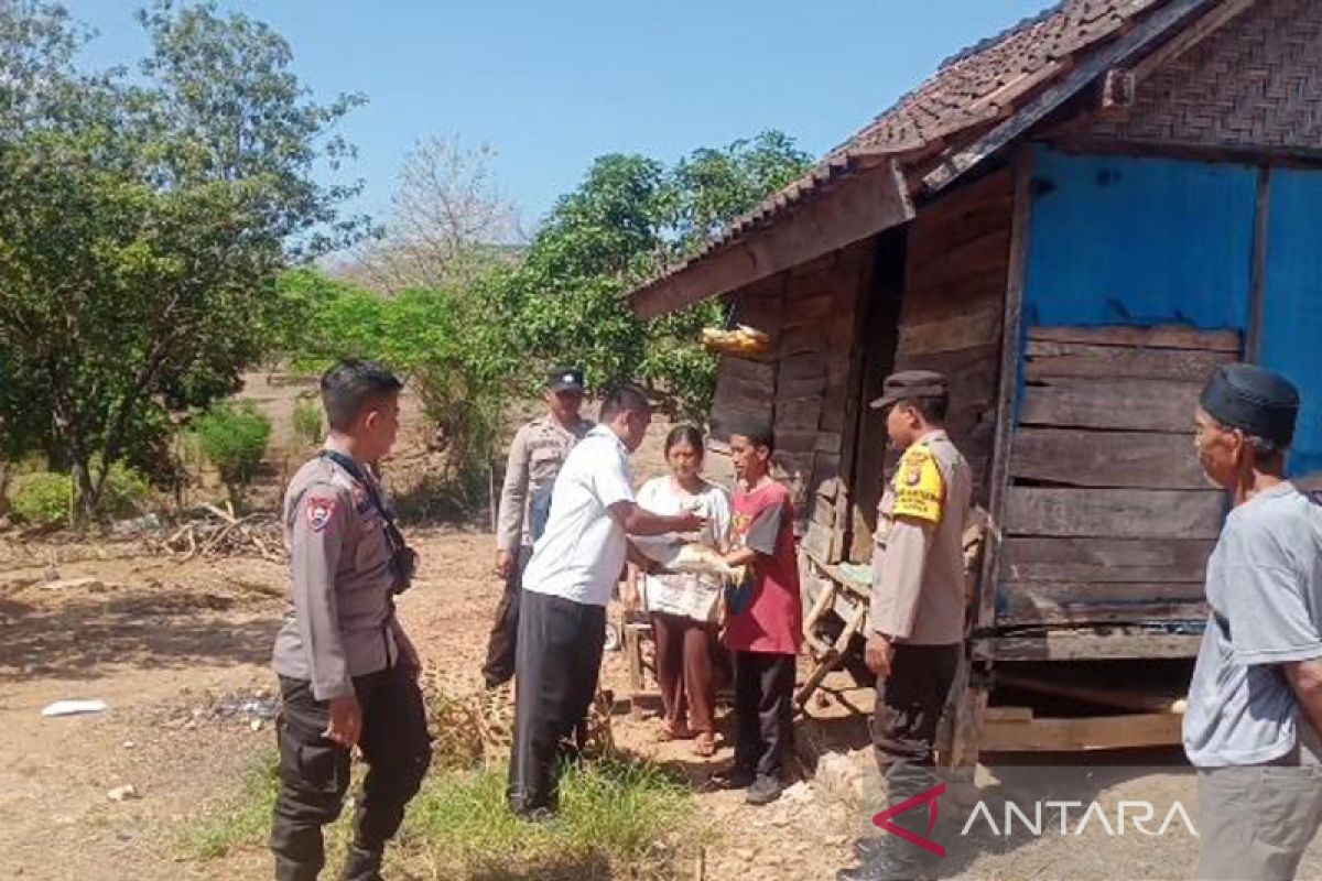 Polisi salurkan bantuan sembako buat para lansia di Sumbawa Barat