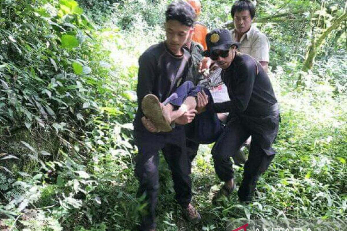 Tim SAR gabungan evakuasi peziarah tersesat di Gunung Salak Sukabumi