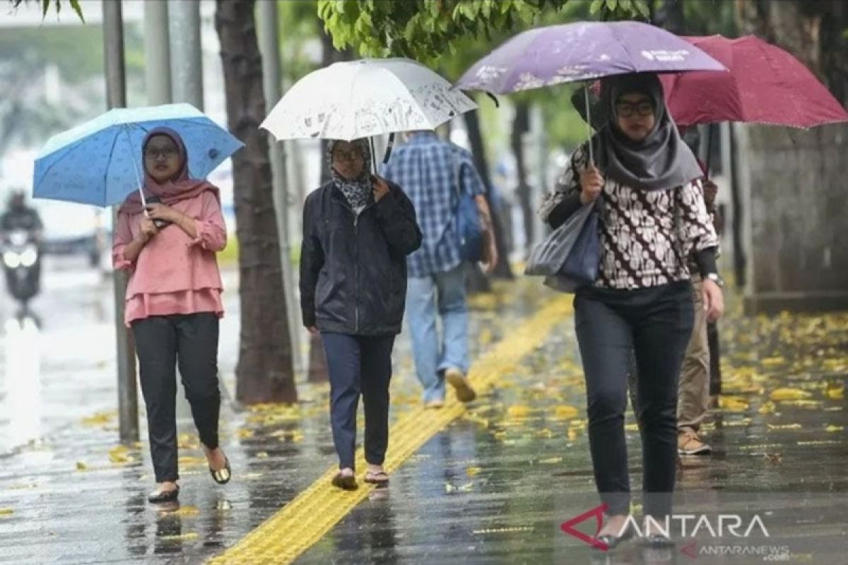Hujan disertai petir dan angin landa sebagian Jakarta pada Senin