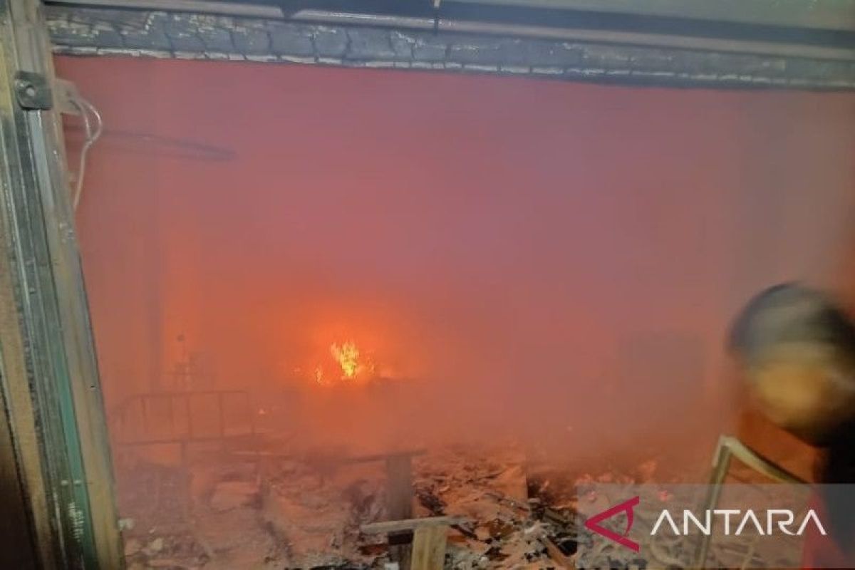 Sebanyak tiga unit ruko di komplek pertokoan Pasar 16 Ilir Palembang terbakar