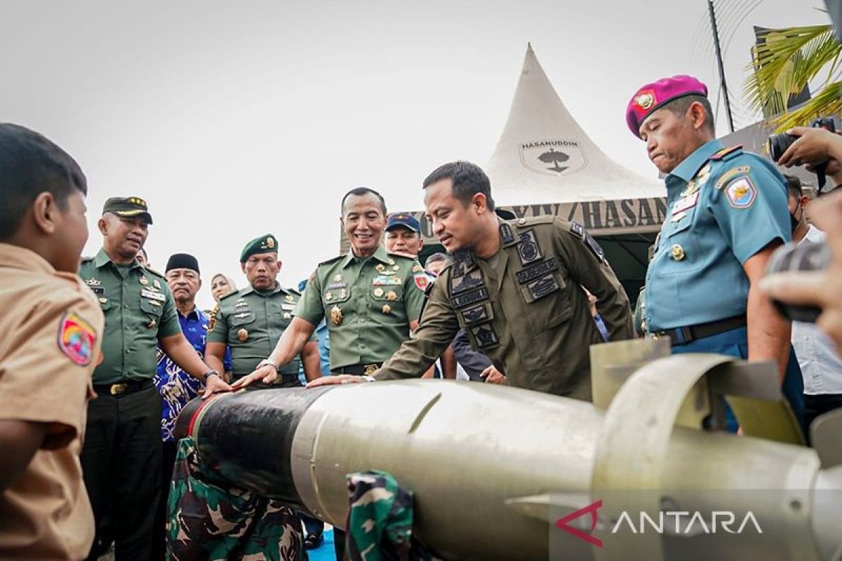 Gubernur Sulawesi Selatan Andi Sudirman Sulaiman apresiasi pameran sistem kesenjataan TNI