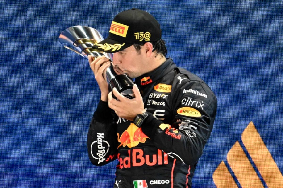 Sergio Perez pertahankan status juara GP Singapura setelah diganjar penalti