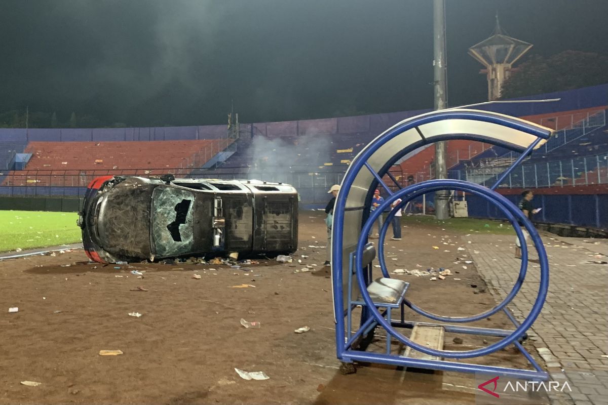 Kericuhan terjadi usai Arema FC dikalahkan Persebaya Surabaya di Stadion Kanjuruhan