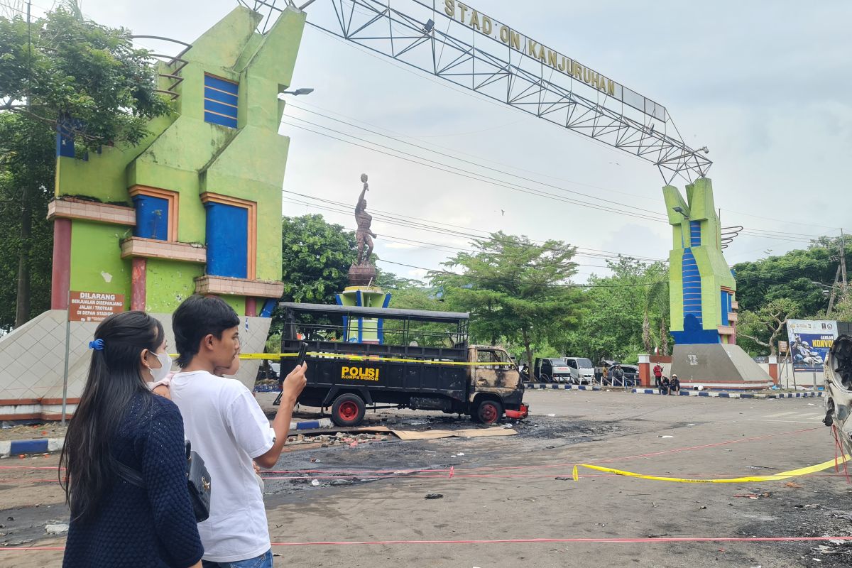 Sejumlah warga abadikan puing-puing bekas kerusuhan Kanjuruhan Malang