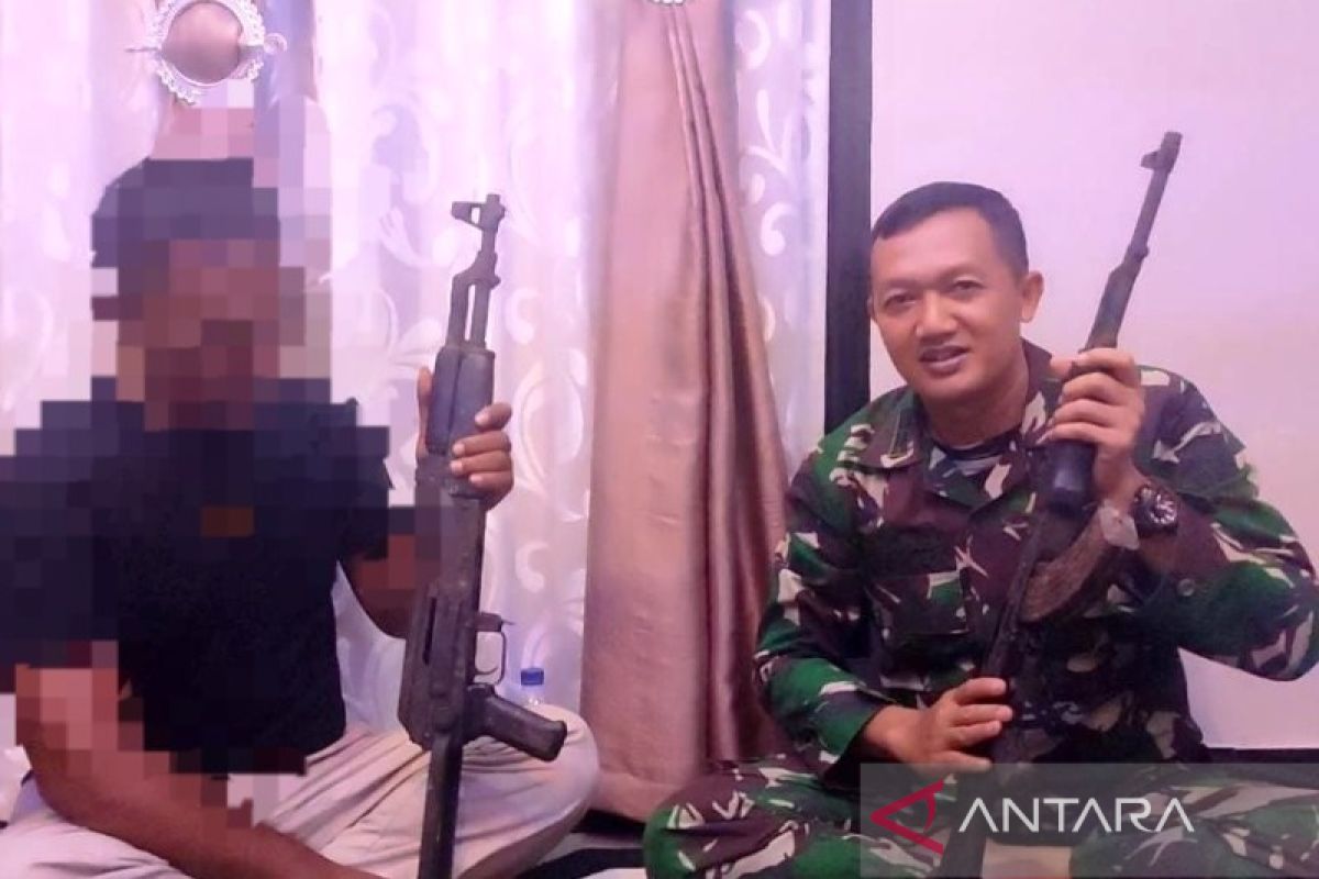 Mantan kombatan serahkan dua pucuk senjata api ke Dandim Aceh Barat