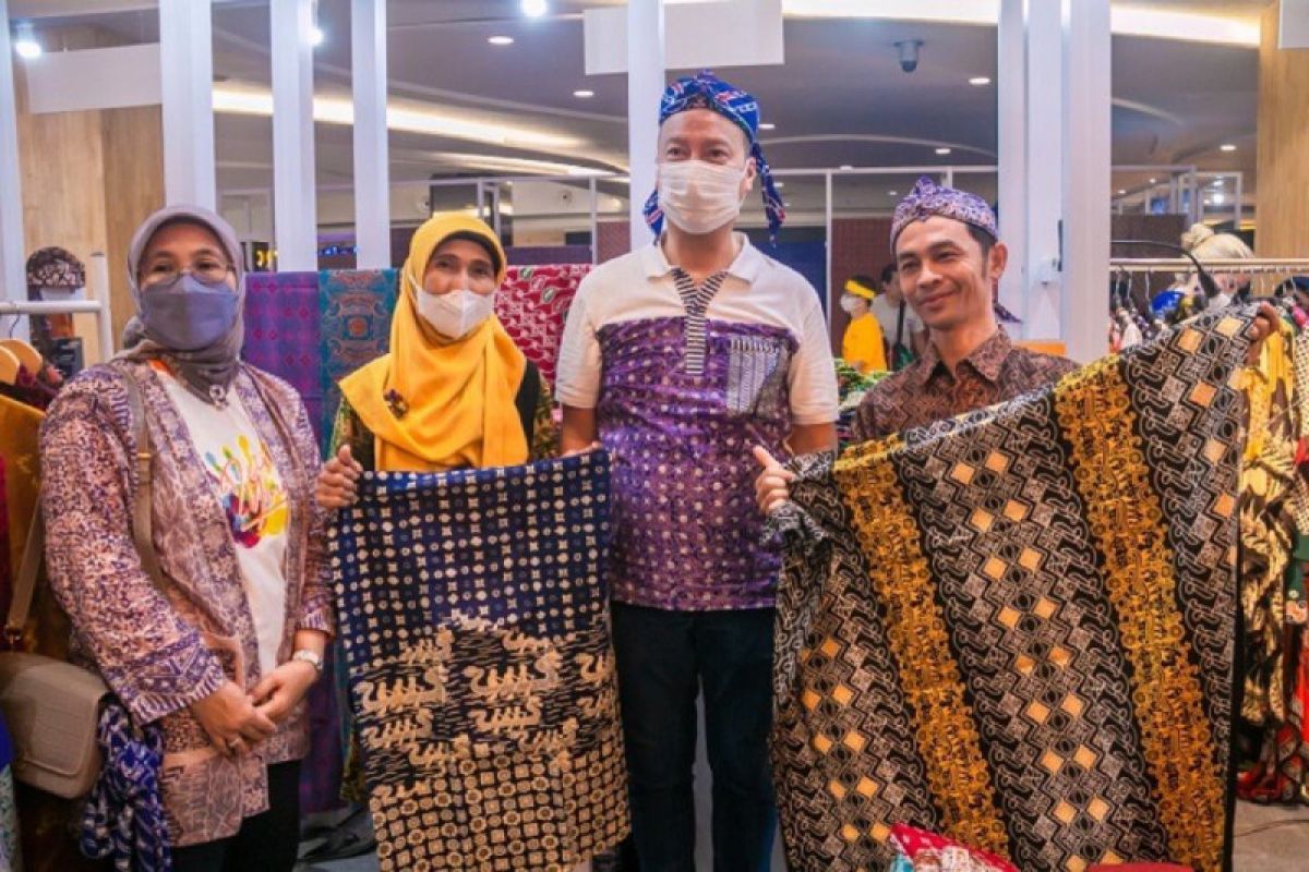 Pakai batik, hormati budaya dan perkokoh ekonomi nasional