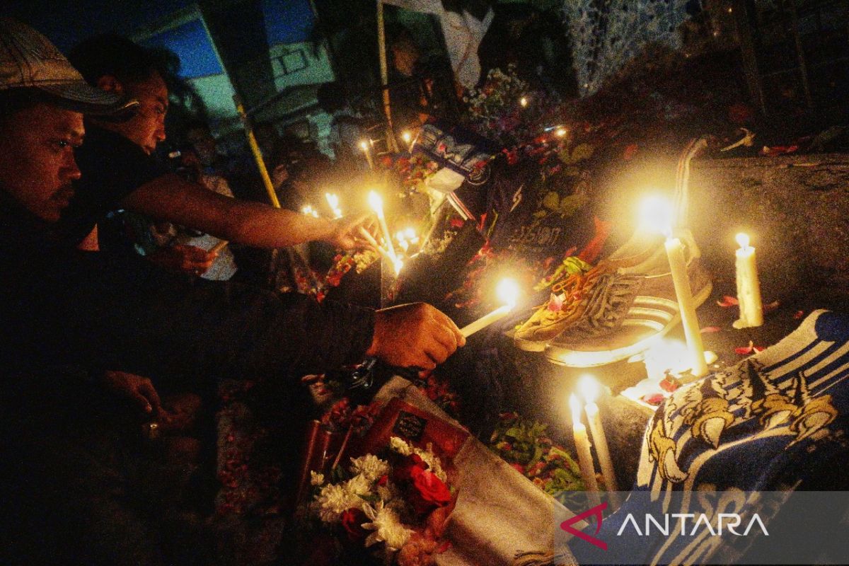 Aremania aksi bakar lilin dan doa bersama di Stadion Kanjuruhan