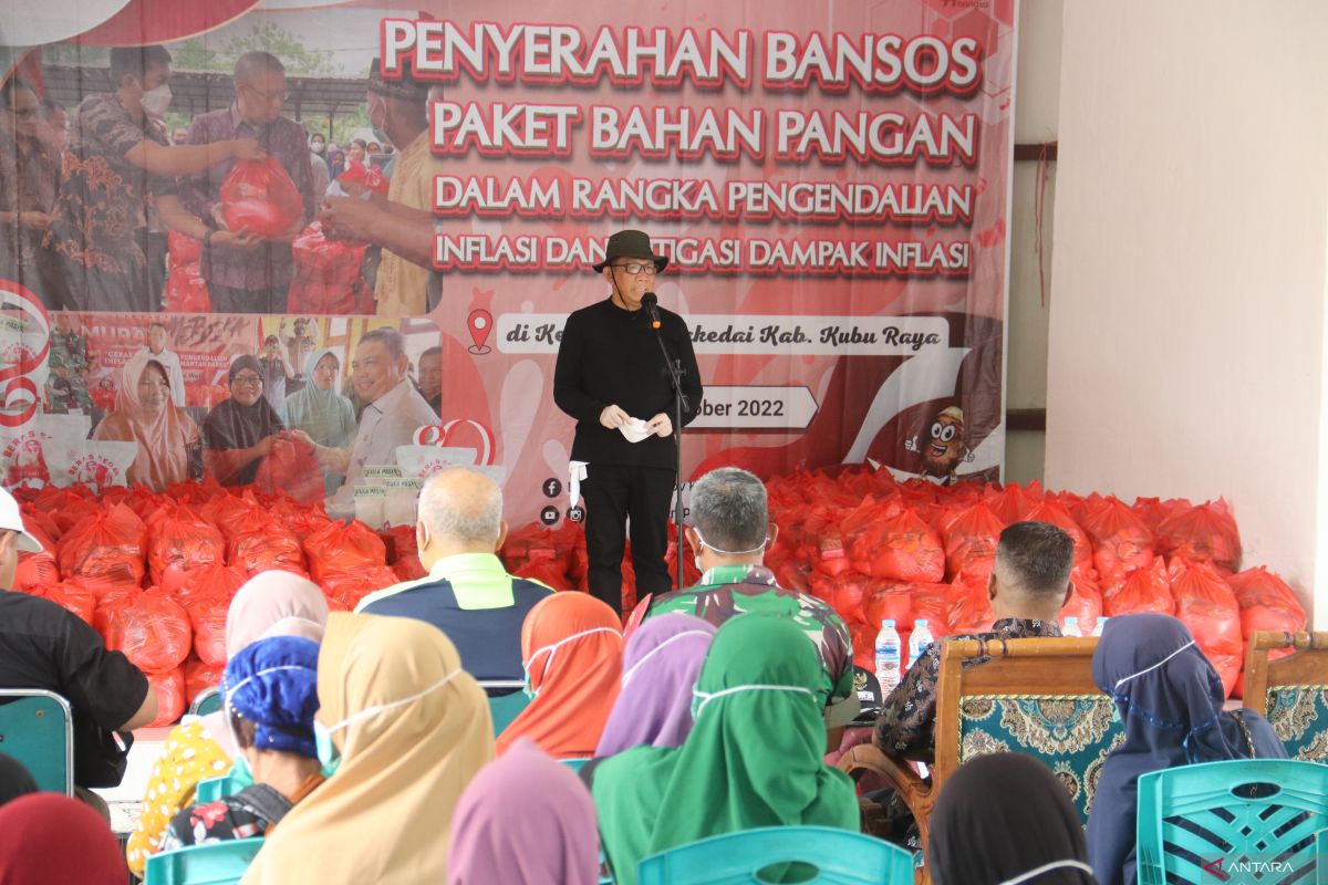 Sutarmidji salurkan Bansos di Teluk Pakedai