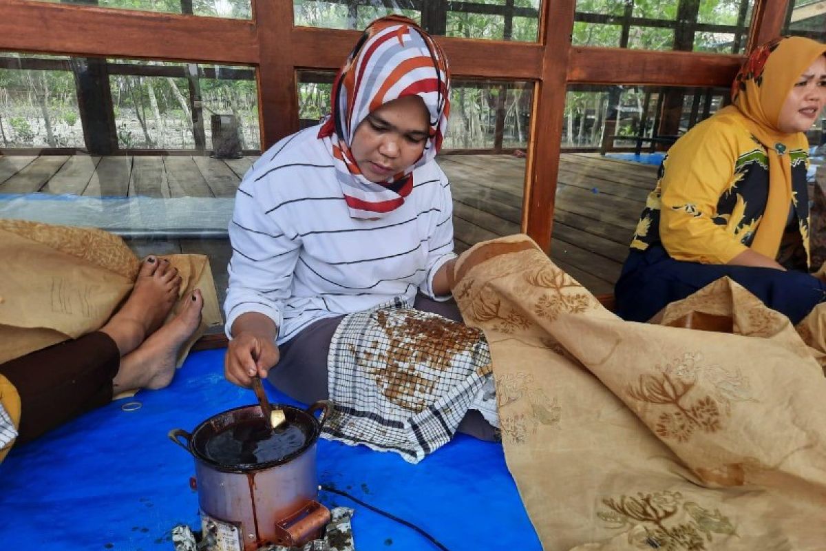 Hari Batik Nasional, INALUM bangga berdayakan Batik Mangrove di Batu Bara