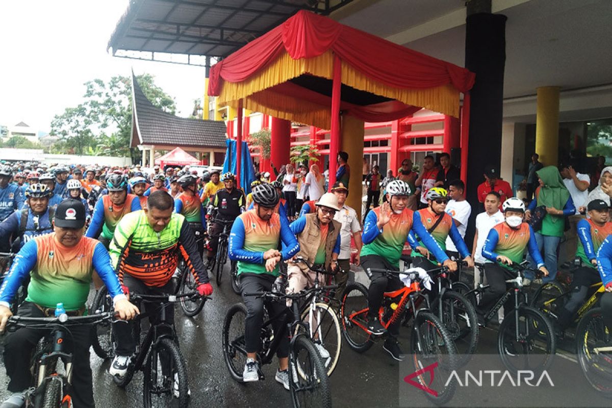 Hujan tak halangi ribuan orang ikuti gowes HUT ke-77 Sumbar