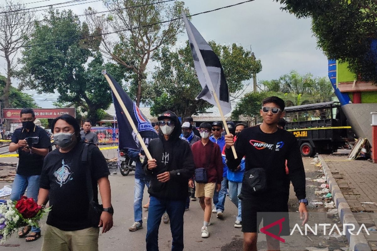 Aremania minta semua 