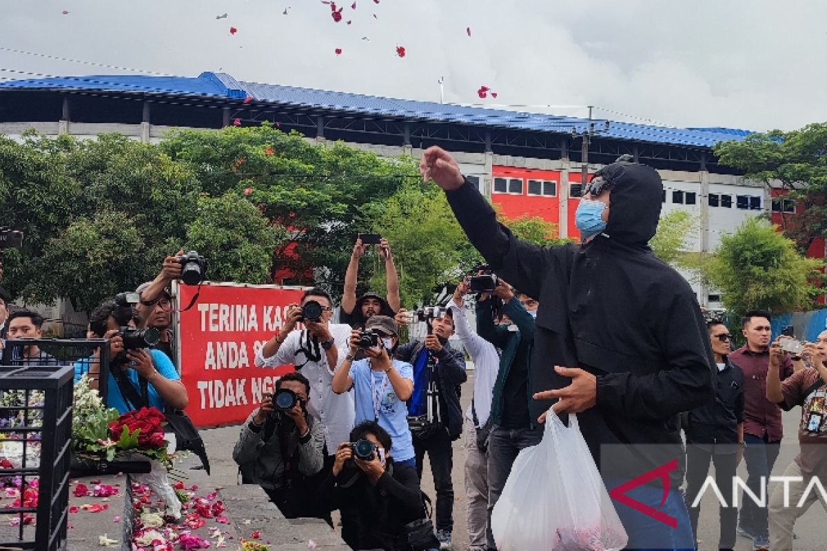 Berduka, Aremania tabur bunga depan patung singa Stadion Kanjuruhan Malang