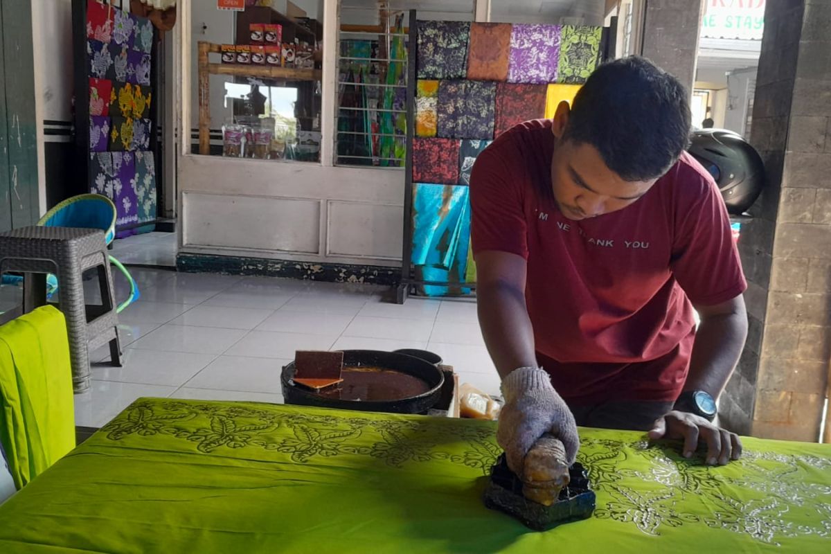 Pengelola batik di Ternate inovasi kembangkan motif baru untuk perluas usahanya