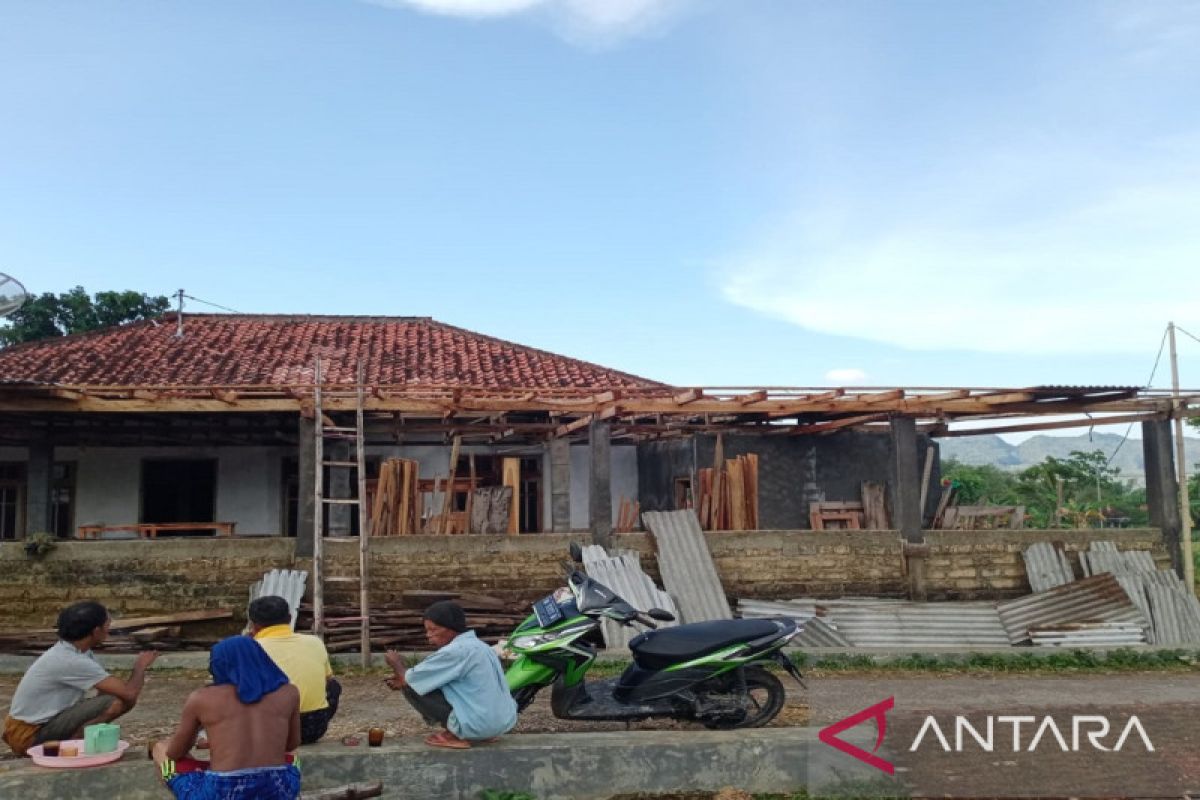 Hujan dan angin kencang rusak rumah warga di Pamekasan