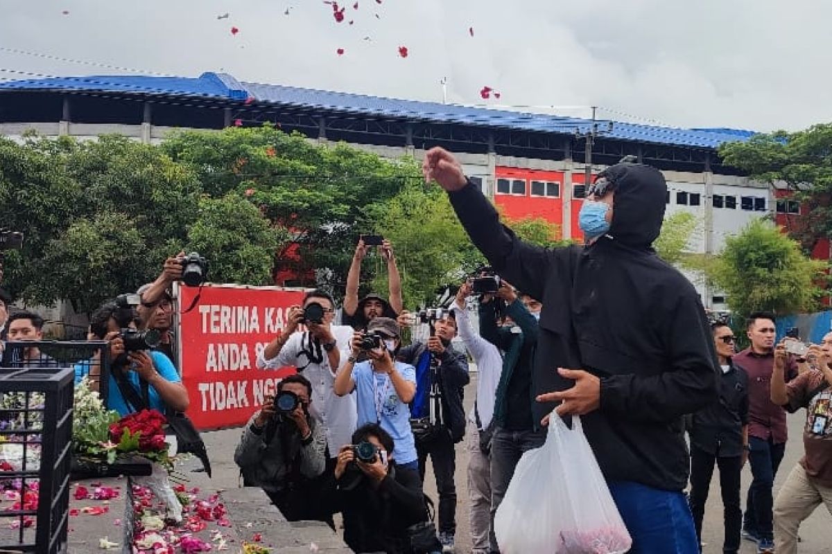 Aremania tabur bunga di Stadion Kanjuruhan Malang