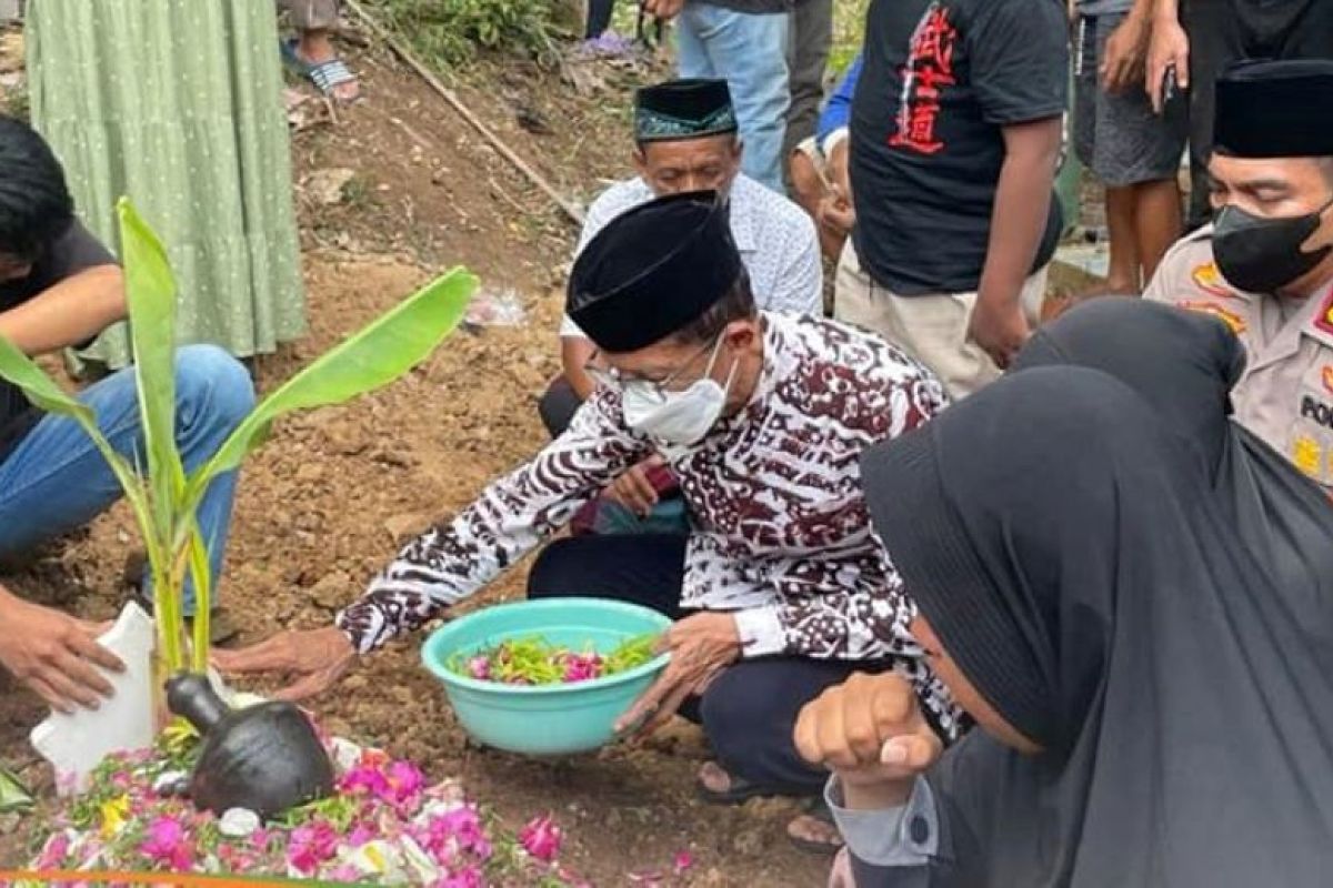 Bupati Suprawoto hadiri pemakaman Aremania Magetan korban tragedi Kanjuruhan