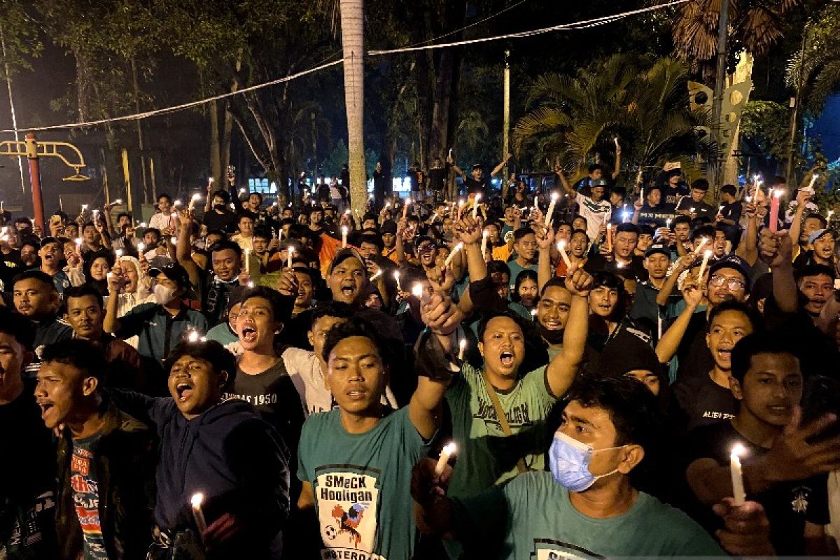 Suporter sepak bola di Medan gelar aksi 1.000 lilin untuk tragedi Kanjuruhan