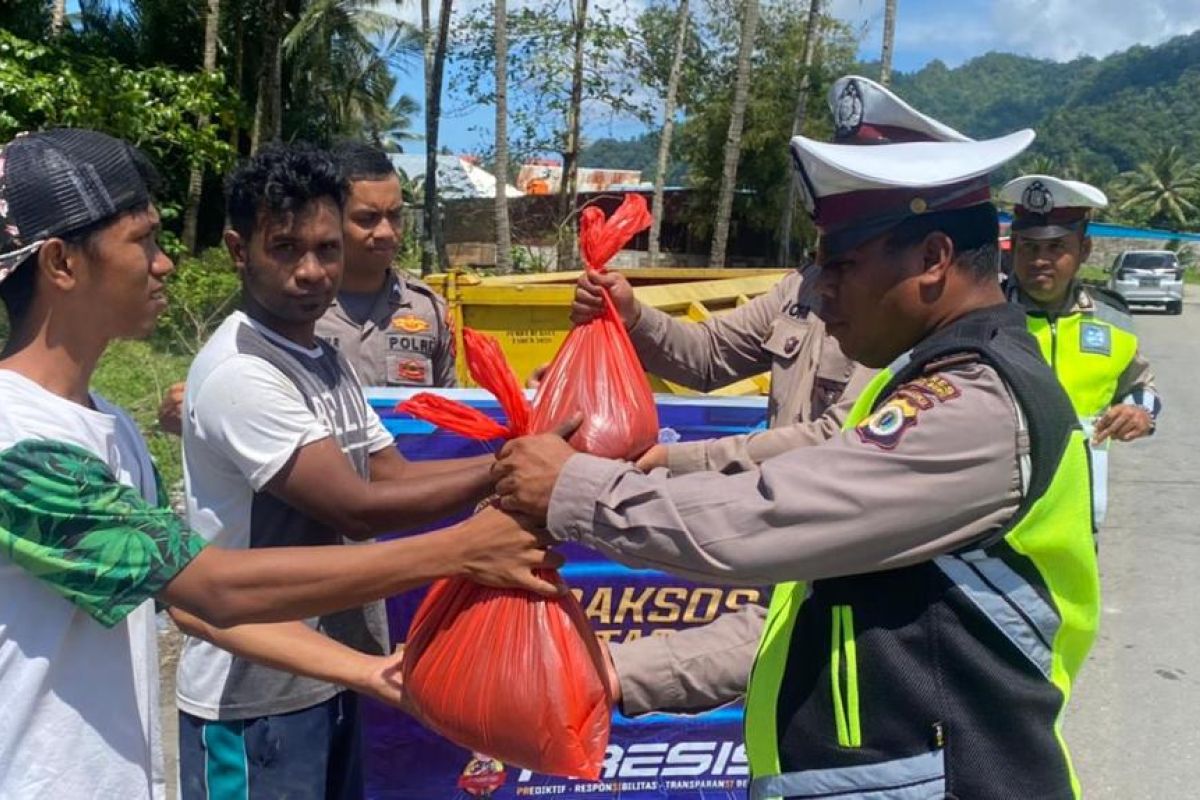 Polres Buru Selatan salurkan 100 paket sembako kepada warga, patut diapresiasi