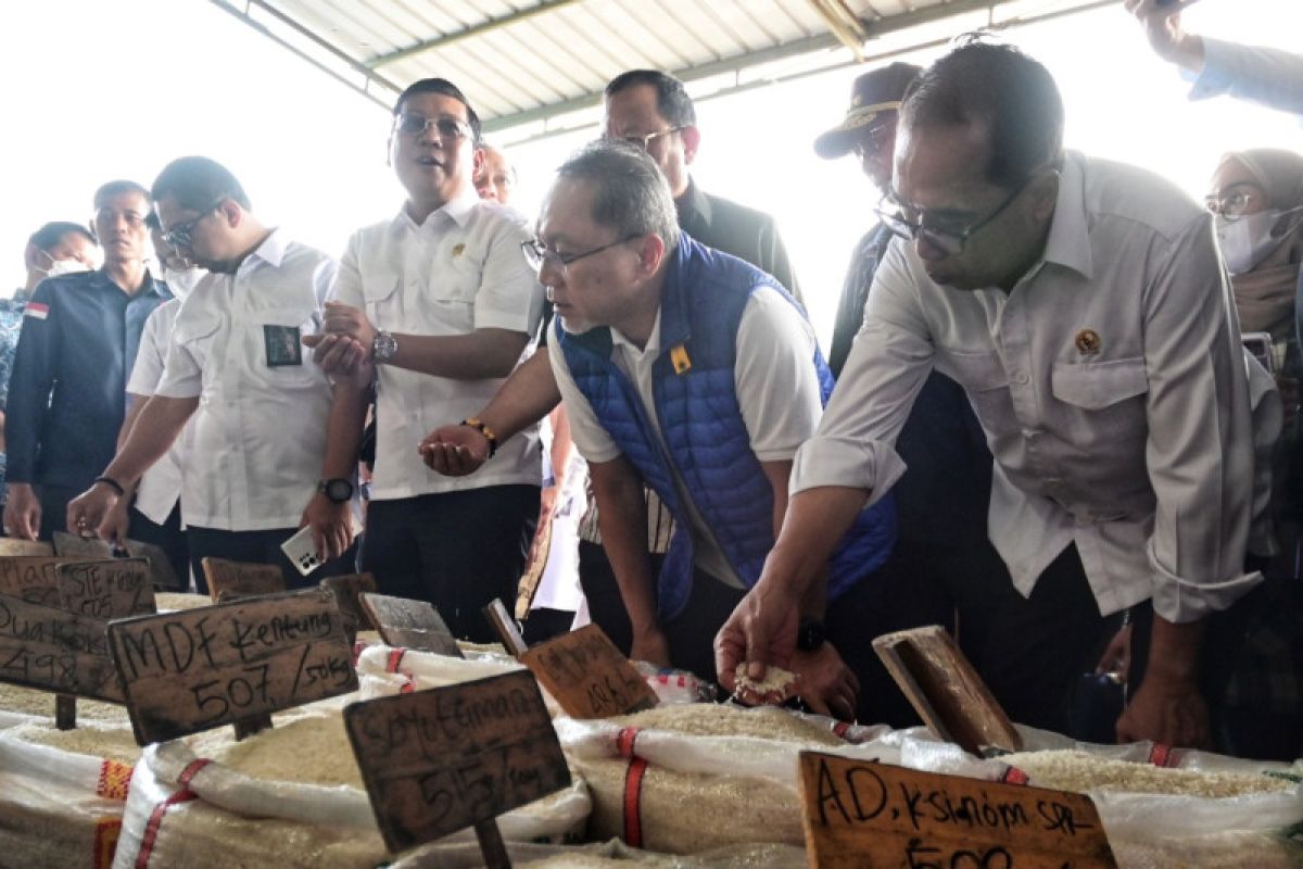 Mendag Zulkifli Hasan pastikan stok beras nasional aman dan harga terjaga