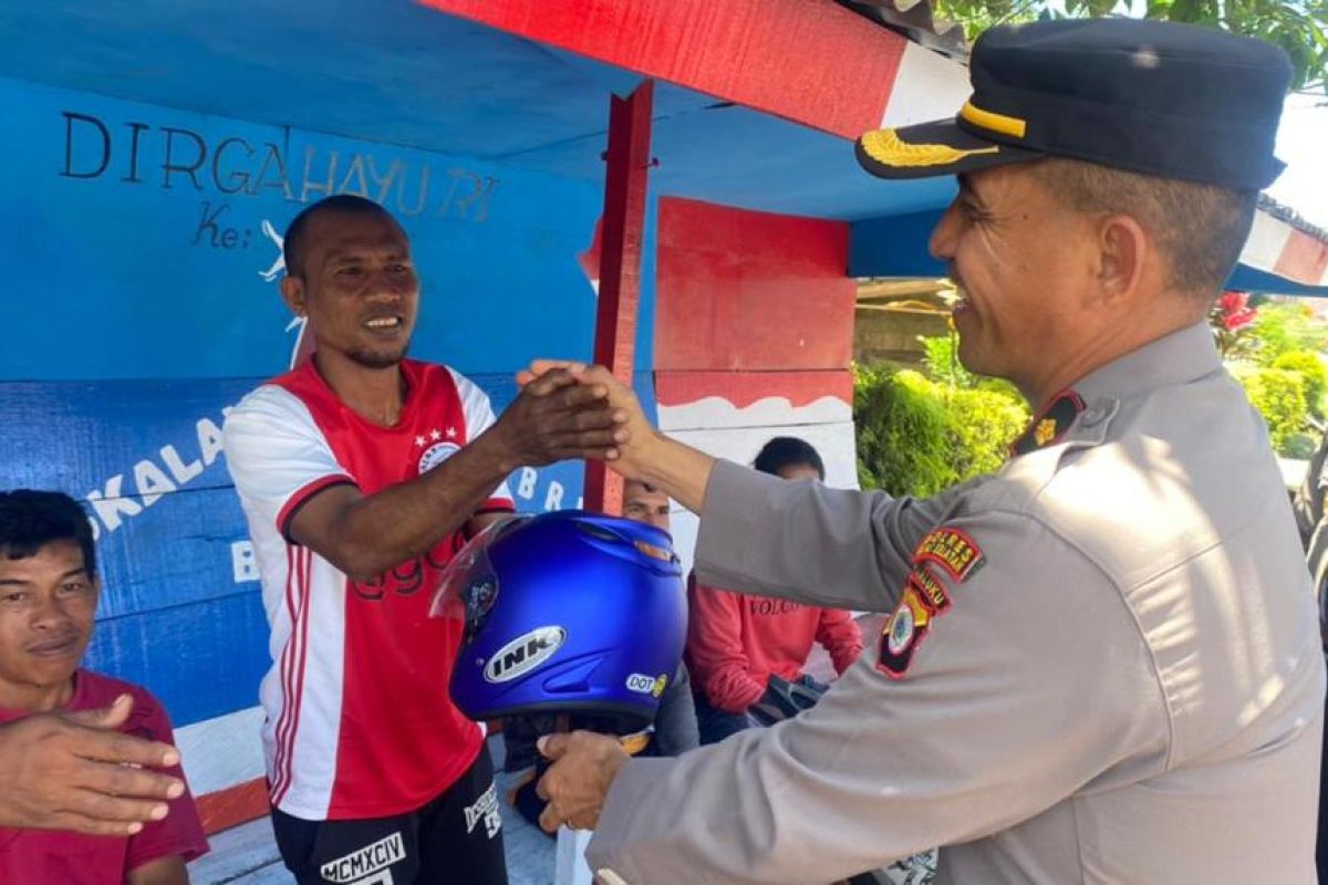 Polres Bursel bagikan helm ke warga di Operasi Zebra Salawaku