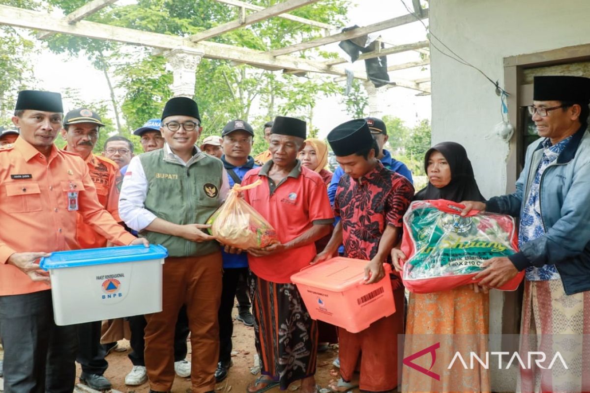 Pemkab Pamekasan salurkan bantuan korban angin kencang