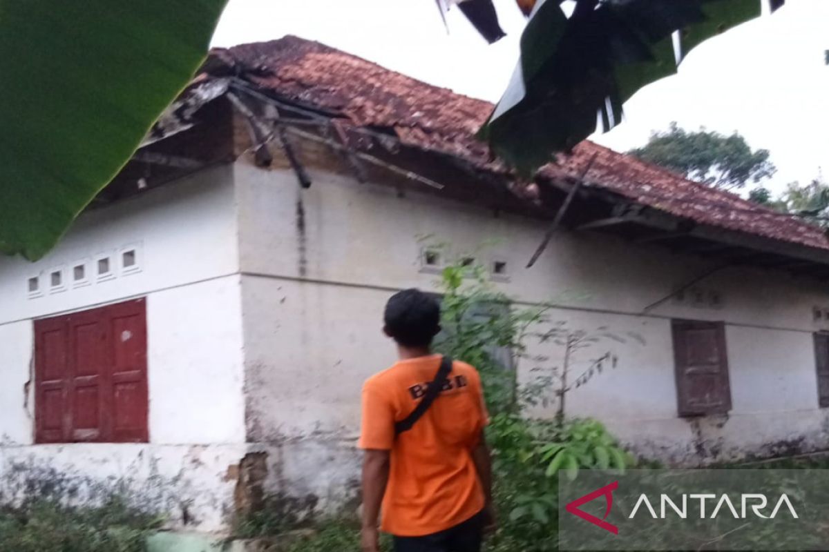 Angin kencang di Pamekasan rusak belasan rumah warga