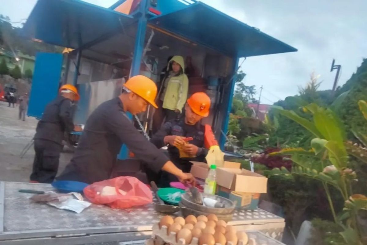 Brimob Polda Sumut dirikan dapur lapangan bantu korban gempa Tapanuli Utara