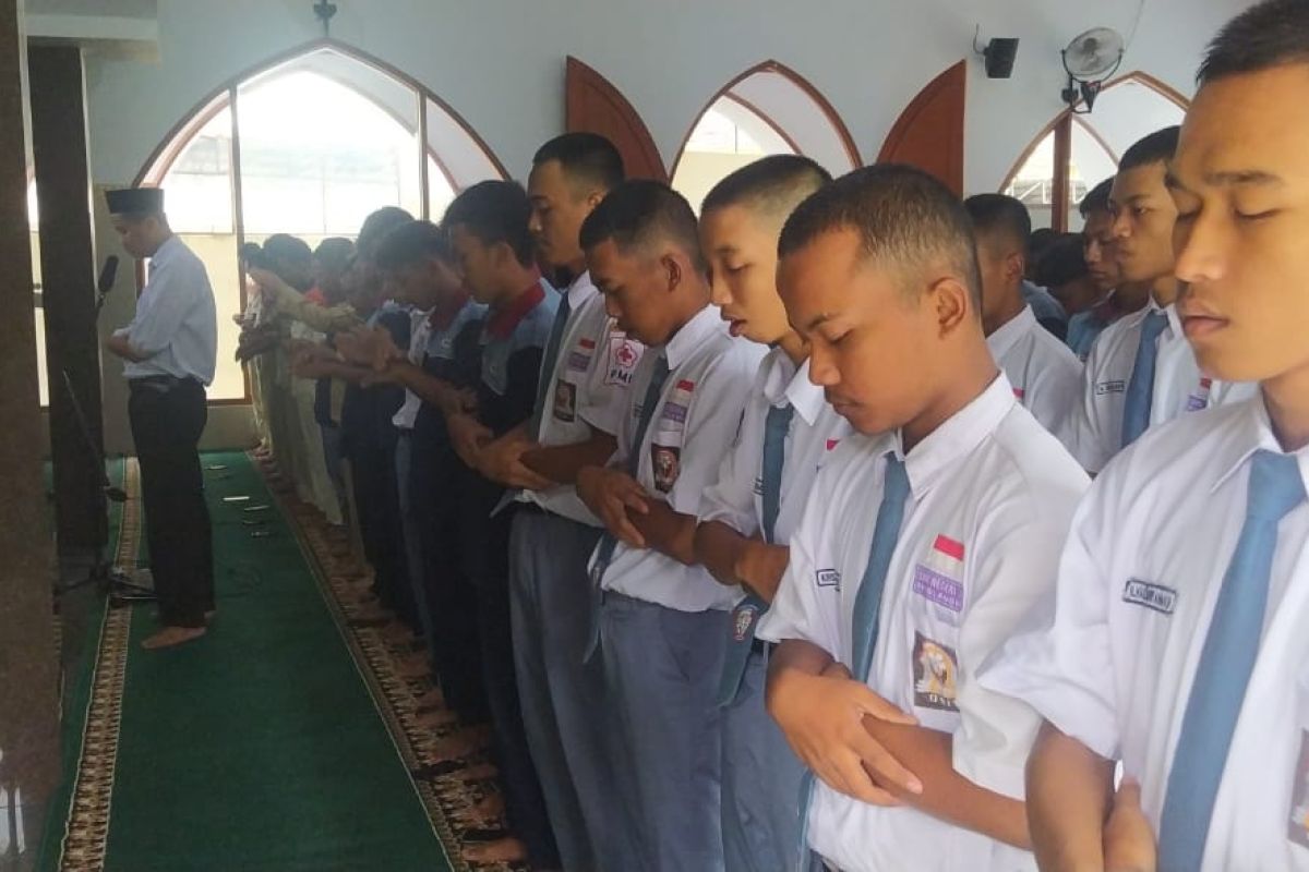 Ribuan siswa gelar shalat gaib untuk korban tragedi Kanjuruhan