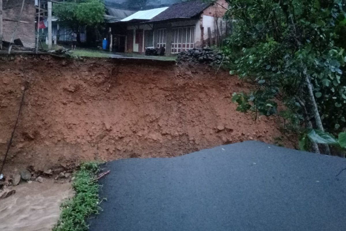 Akses jalan desa di Pacitan terputus akibat longsor