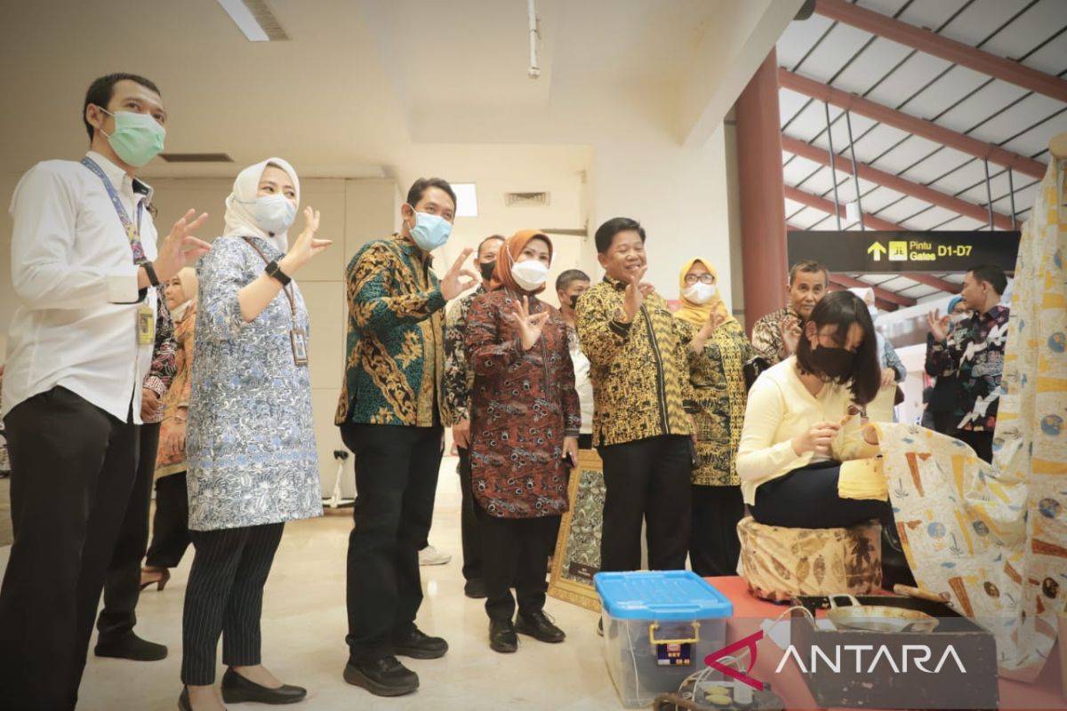 Pemkab Serang-Angkasa Pura II Kampanyekan Batik di Bandara Soetta