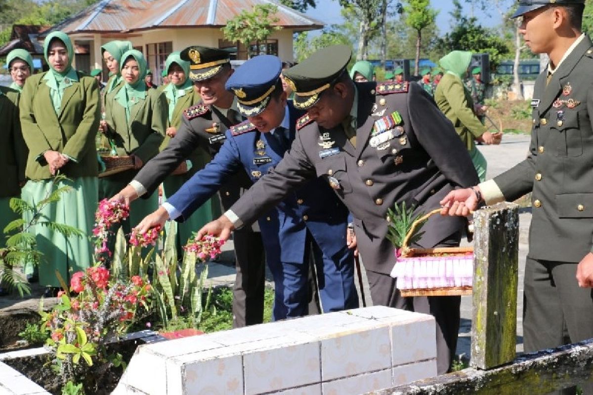 Jelang HUT ke 77 personel TNI berziarah di TMP Wamena