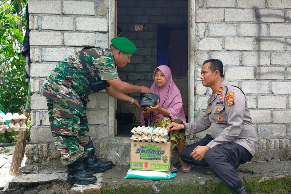TNI-Polri membagikan sembako kepada warga kurang mampu di Lombok Tengah