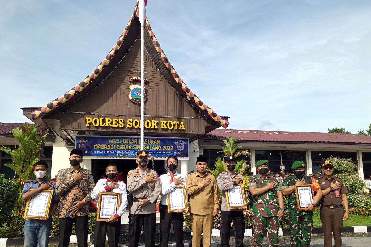 Polres Solok Kota beri penghargaan ke sopir po Palala berhasil gagalkan pengiriman 4,5 kilogram paket ganja kering