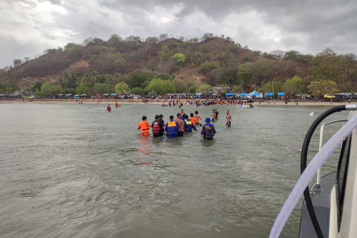 Tim SAR mengevakuasi korban tenggelam di Pantai Kalaki Bima