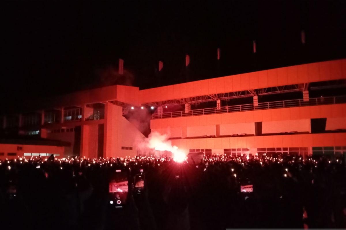 Ratusan suporter Barito Putra nyalakan lilin untuk duka tragedi Kanjuruhan