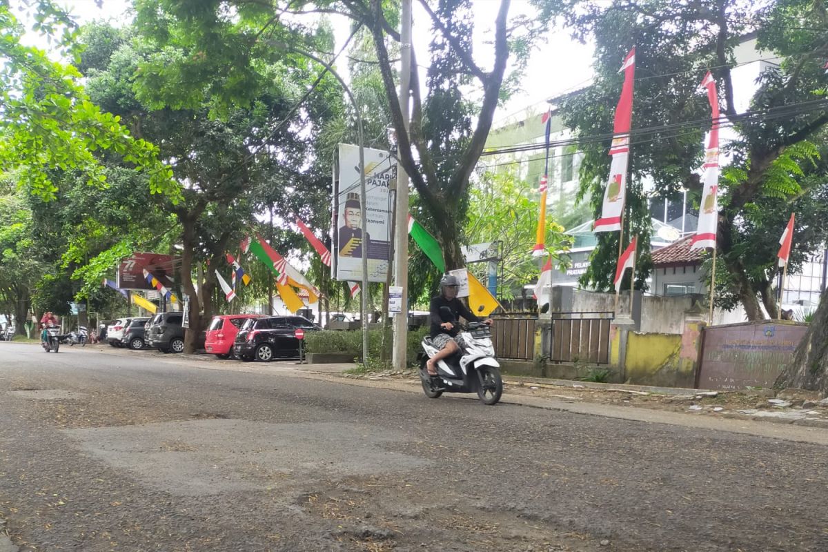 Ruas jalan di depan alun-alun Tastura Prayarusak hingga rawan kecelakaan