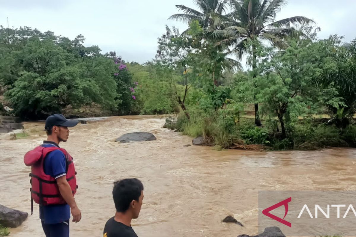 Tim SAR gabungan lanjutkan pencarian korban terseret arus sungai Rewod Sukabumi