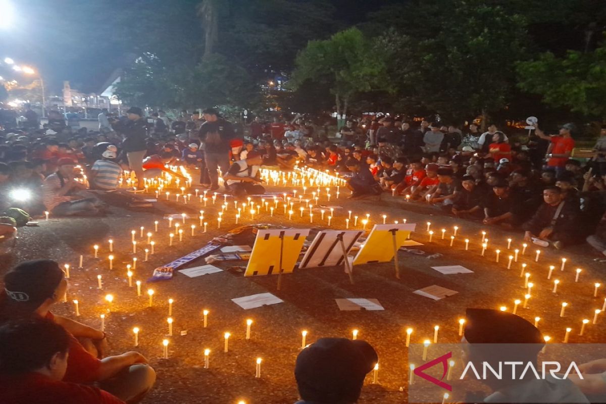 Suporter Madura aksi nyalakan lilin di Arek Lancor Pamekasan