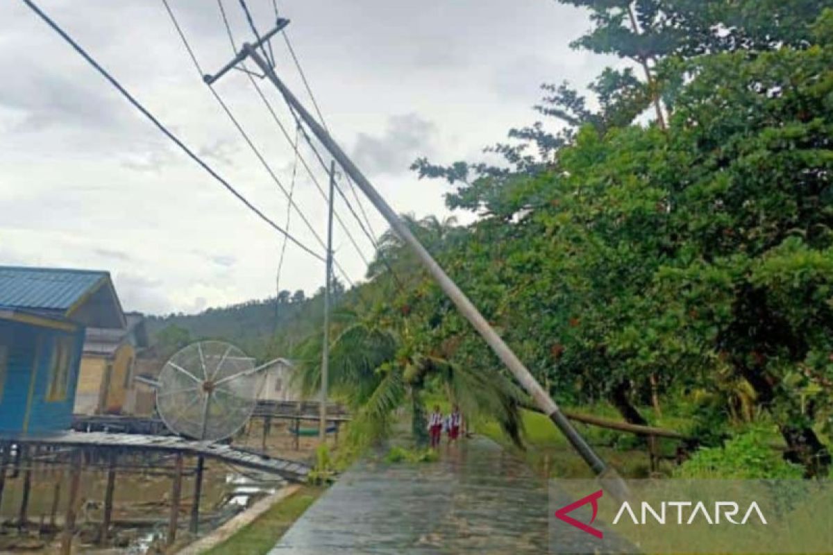 Warga Pulau Sededap gotong-royong perbaiki jaringan listrik