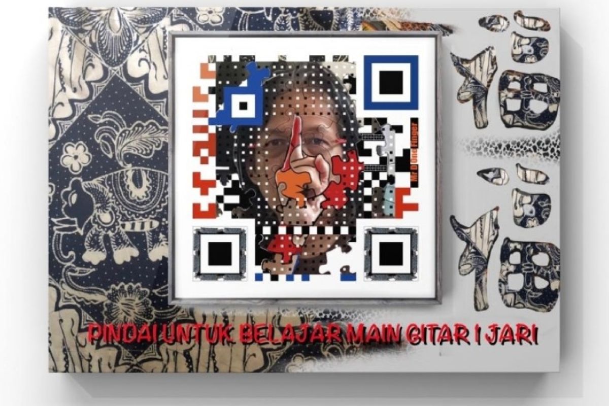 Mr D luncurkan buku elektronik bermain gitar satu jari dengan QR Art Batik