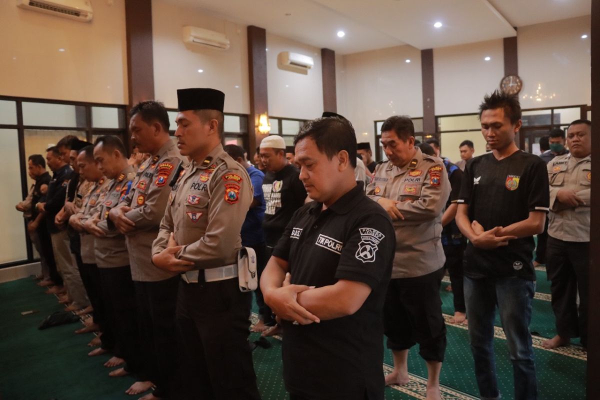 Polres Jember gelar shalat gaib untuk korban tragedi Kanjuruhan