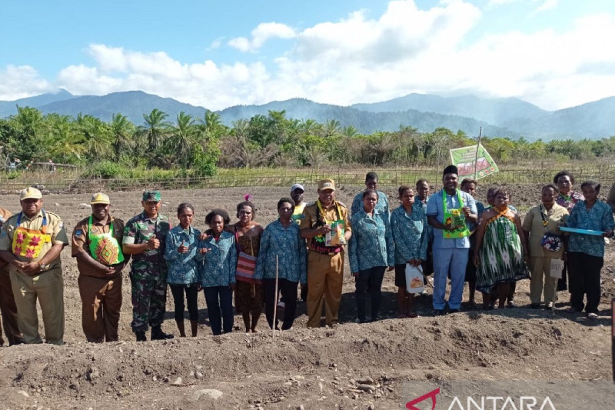 Bupati Manokwari:  Masyarakat jangan hanya harap bantuan pemerintah