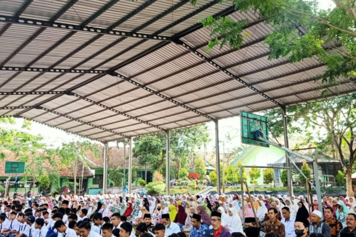 Ribuan siswa madrasah Probolinggo shalat gaib untuk korban Kanjuruhan