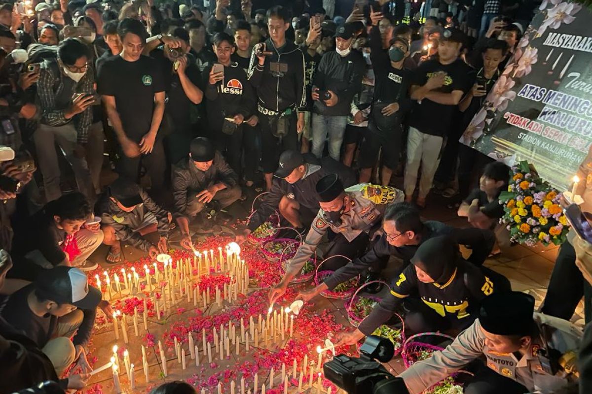 Bonekmania berkumpul di Tugu Pahlawan, gelar doa bersama untuk korban Tragedi Kanjuruhan
